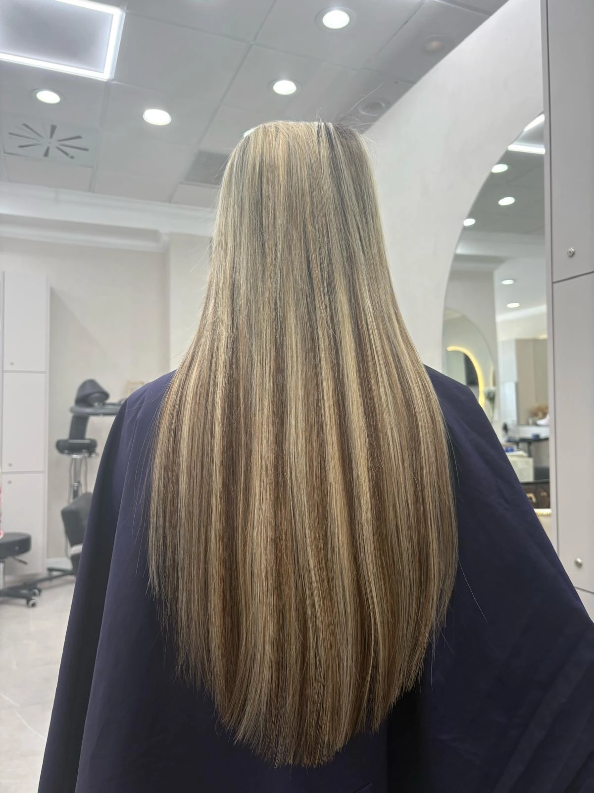 Long balayage seen from behind